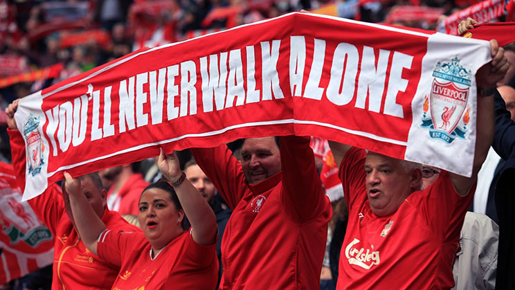pendukung setia liverpool di anfield